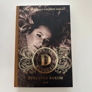 Åtta steg bakom - En spännande deckare om svek, lögner och mörk elegans. Följ Marianne Jidhoff när hon gräver i ett gammalt försvinnande och avslöjar hemligheter bakom överklassens polerade fasader. Perfekt för dig som gillar mysterier och smarta hjältar!