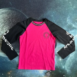 Chrome Hearts långärmad tröja rosa/svart - Snygg långärmad tröja från Chrome Hearts i rosa och svart. Väldigt populär och efterfrågad modell. Helt ny och oanvänd. Fraktas inom 24 timmar efter köp🚛🌟