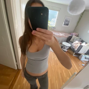 Asymmetrisk Zara topp - Hej jag säljer en skitsnygg topp från Zara som aldrig är använd och säljer då den är för liten men den är i jättebra skick. Fråga för fler bilder🥰