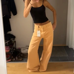 Zara jeans - Byxorna har klassisk femficksdesign, bälteshällor och stängs med knapp och dragkedja. Perfekta för dig som gillar en loose och trendig look. Kom aldrig till användning, har kvar prislappen tom, slutsålt på hemsidan!💞💞