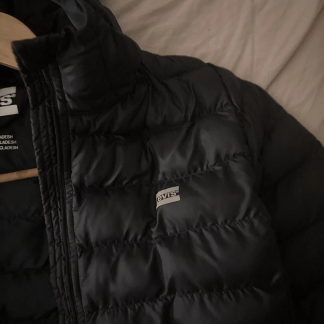 Svart dunjacka från Levi's med huva - 2