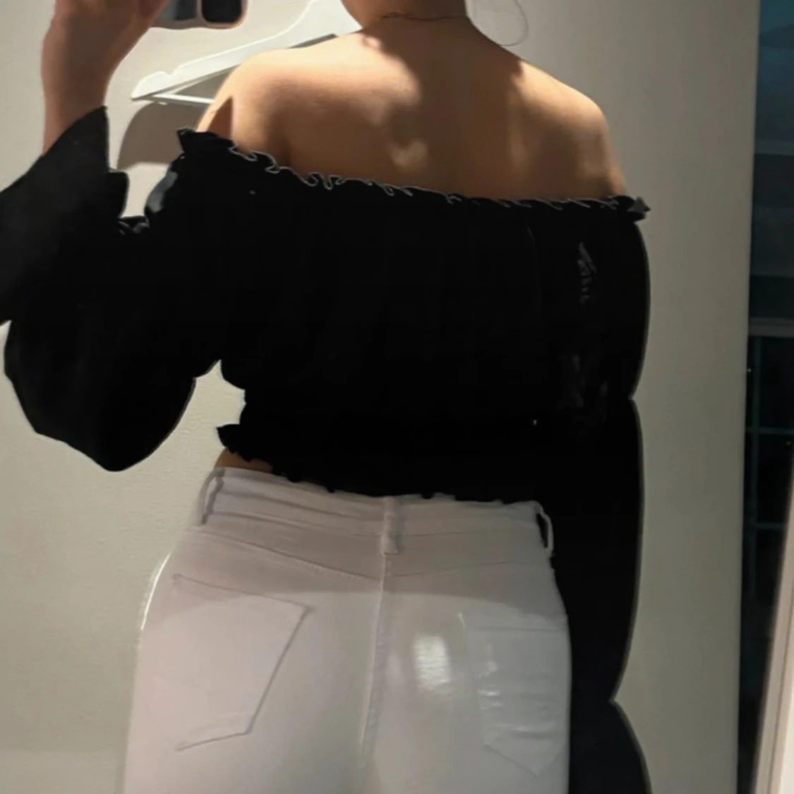 Svart offshoulder croppad blus - 1