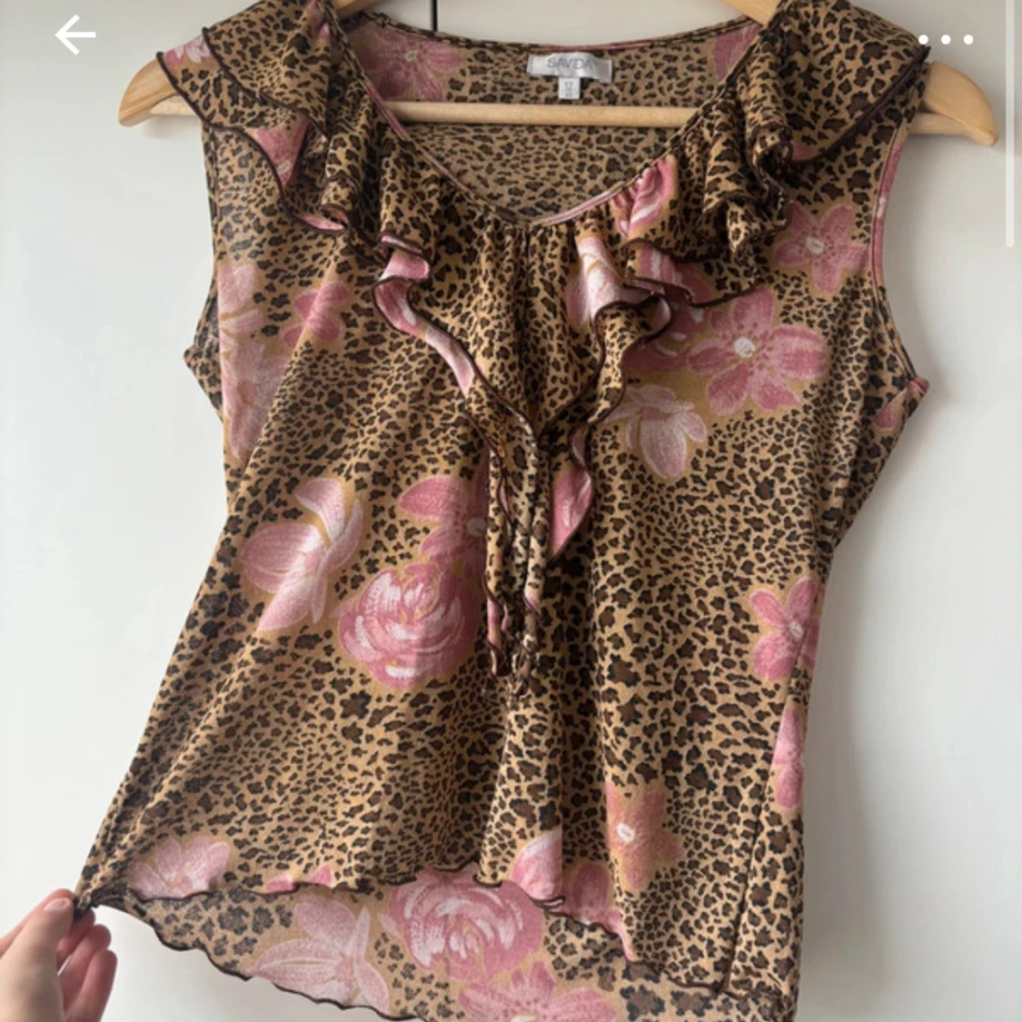 Leopardmönstrad blus med volang