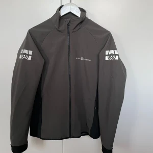 Vindjacka från Sail Racing - Grå/svart vindjacka från Sail Racing.                           Använd 2 gånger, nyskick                         