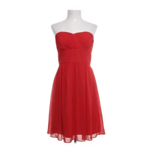 Cocktail klänning  - Säljer denna jättegulliga klänning ifrån Montego i storlek 36. Hör av er om ni har frågor!❣️endast använd en gång 