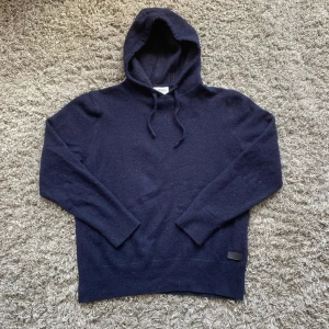 Stickad hoodie - Säljer denna rikigt feta stickade hoodien!🙌Tröjan är gjord av 80% ull och är i storlek M!🤝Nypris = 1499kr!⭐️Skick : 9,5/10! Hör gärna av er om ni har funderingar!👍