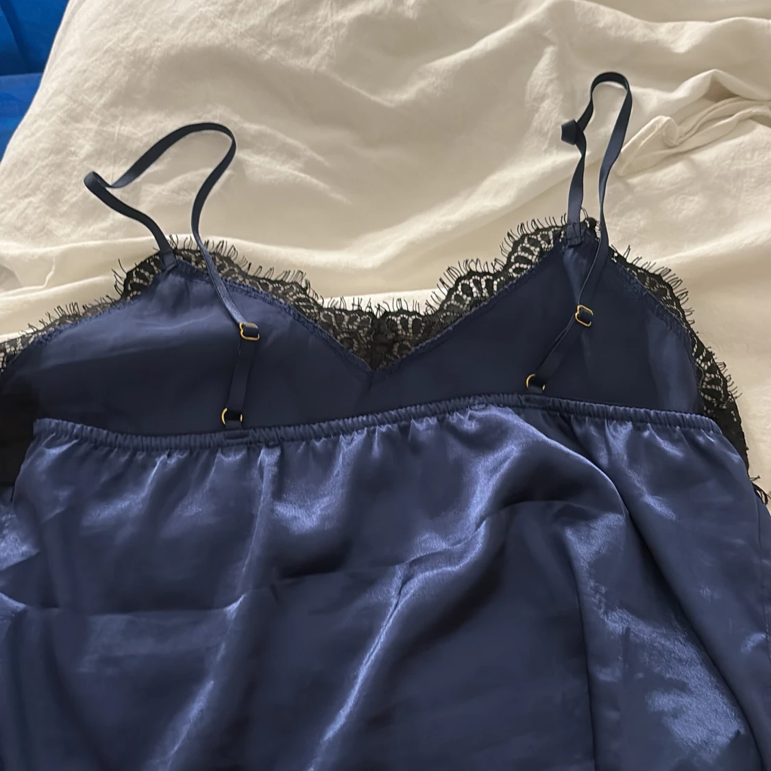 Marinblå linnetopp samt shorts med spetsdetaljer - 3