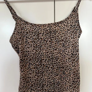 Leopard linne, 5kr - Inga problem med linnet. Säljer billigt för att det är från shein. Använt ca 1-5 gånger