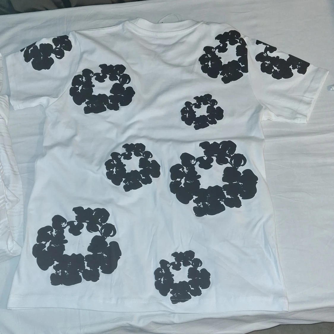 Vit t-shirt med svart blommigt tryck Denim Tears - 2
