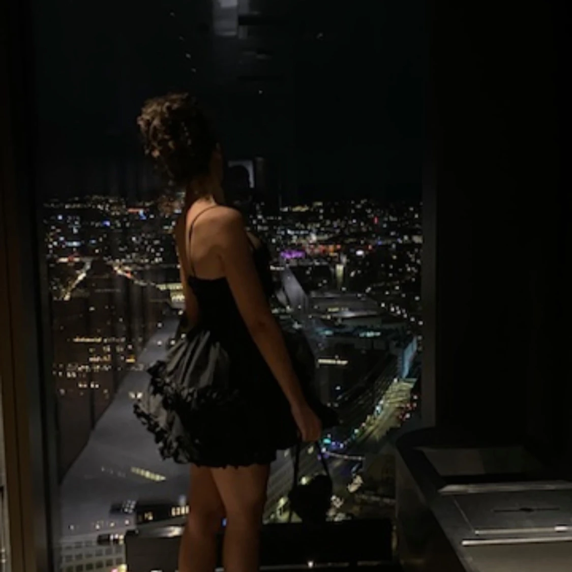 Svart volangklänning med smock - 1