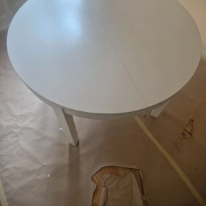 Köksbord - IKEA - Köksbord från IKEA   Höjden är 70 cm, cirkeln är 110 cm och utfälld är bordet 180 cm. Finns att hämta i Malmö. ———————- Visina: 70cm Diameter: 110cm a kad se razvuce 180cm dostupno za preuzimanje u Malmeu.   (500kr) 💰