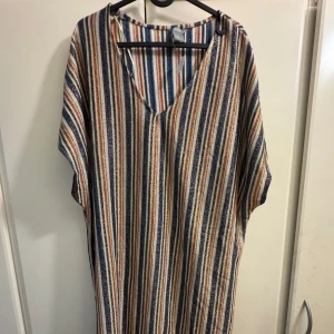 En lång tröja / klänning  - En lång tröja / klänning i stl L från Lindex som är helt ny säljs för 76 kr.