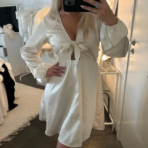 Söt silkesklänning  - Klänning från bikbok, storlek 36. Aldrig använd, rosetten knyter du själv 🎀
