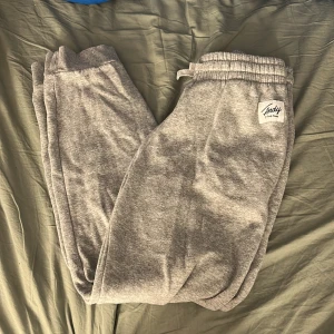 Sköna mjukisar  - Frank dandy byxor gråa väldigt sköna och passar mig med breda höfter och är lite smalare ned till. Jag är 160 lång och dom passar perfekt 