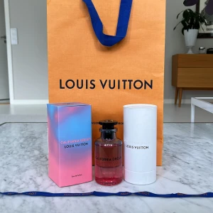 (Kvitto finns!)California Dream Eau de Parfum från Louis Vuitton - Lyxig parfym från Louis Vuitton, California Dream. Knappt använd!  Flaskan har en snygg gradient i blått och rosa med svart lock och tydlig logotyp. Kommer i originalförpackning och exklusiv vit tub. Doften är fräsch och modern. Pris kan diskuteras! Ca 95 av 100 ml kvar! (Kvitto finns även)
