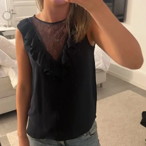 Topp Zara - As najs marinblå topp från zara med spets och volang😍😍