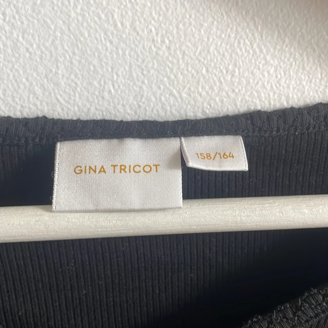 Croppad topp från Gina Tricot - 2