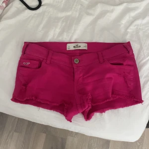 Hollister shorts! - Snygga röd/rosa shorts! Storlek w29/M. Lågmidjade! Sitter perfekt! Priset kan diskuteras!💞