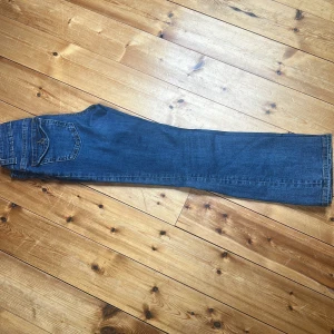 Blå bootcut jeans från Gina Tricot - Snygga blå bootcut jeans från Gina Tricot, typ låg midja 