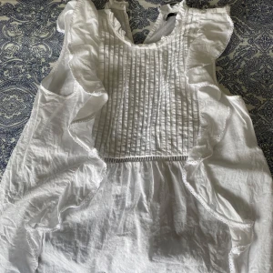 Vit blus med volanger från BikBok - Supersöt vit blus med volanger från BikBok i storlek XS. Endast använd en gång så är i jätte fint skick💓