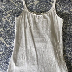 Vit linnetopp från Lindex - Säljer detta vita vanliga linne som kan passa bra ihop med vad som helst! Den är helt ny bara testad och i storlek XS🥰 