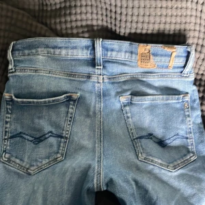 Replay thad - Replay jeans i modellen thad, storlek 12år, passar någon mellan 150-160cm. De har hål i framfickorna och på knät, däremot så tycker jag att hålet endast gör dem snyggare. Rätt så dåligt skick tyvärr och därav priset. 