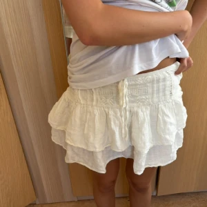 Vit volangkjol med snörning - Säljer denna sååå eftertraktade kjolen som varit slutsåld!!🥰 Vit kjol från pull&bear!!🩷🩷Perfekt nu till sommaren i storlek Xs, kjolen är knappt använd och i toppen skick! Säljer för 200 kr!!❤️❤️