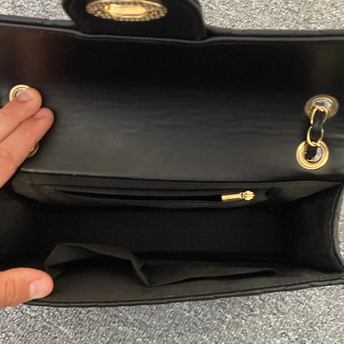 Svart quiltad axelväska från Montini - 2