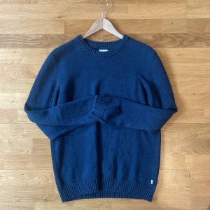 MörkBlå stickad tröja från Dobber - Snygg mörkblå stickad långtröja från Dobber i mycket bra skick | Storlek: M | Mitt pris: 149 kr | Jag tar gärna emot prisförslag 😁| Seriösa köpare enbart | Har du några frågor är det bara att meddela |