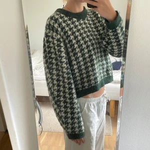 Grönvit stickad tröja & Other Stories - Säljer en croppad stickad tröja från & Other Stories i grönt och vitt, perfekt till sommarens kyliga kvällar☀️🌸