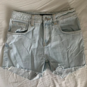 jeansshorts - Fina shorts från Bik Bok! Inga defekter. Pris kan diskuteras 💙