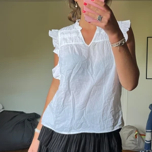 Vit blus med volangärmar - Supersöt vit blus med volangdetaljer