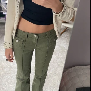 Gröna hm jeans - Säljer mina jättesnygga gröna jeans från HM då de inte kommer till användning. I väldigt bra skick!! Skriv för egna bilder 💘💘