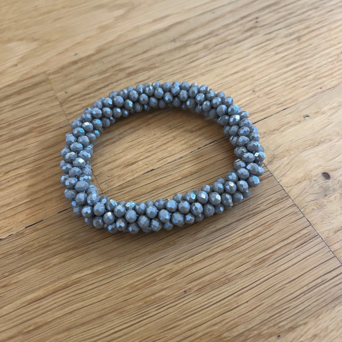 Grått pärlarmband med glittrig yta - 1