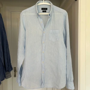 Massimo Dutti linneskjorta  - Massimo Dutti linneskjorta i storlek M för 450kr | Skick: 9/10 | Kan mötas upp | 100% linne | Skriv om minsta funderingar | 