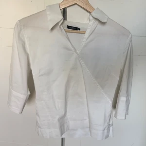 Vit skjorta trekvartsärmad - Säljer elegant skjorta som är trekvartsärmad!💞