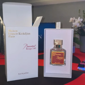 Baccarat Rouge 540 Eau de Parfum - Exklusiv parfym från Maison Francis Kurkdjian, Baccarat Rouge 540. Flaskan är fyrkantig i genomskinligt glas med guldfärgad kork och röd etikett med guldtext. Kommer i elegant vit kartong med guld- och röda detaljer. 70 ml. Nypris: 4000kr