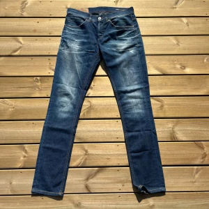 Dondup George  - Säljer nu dessa Dondup jeans med en fin blå tvätt. Jeansen är i storlek w31. Skicket är väldigt bra 9/10. Midjan 40cm. Lår 23cm. Ytterlängd 103cm. Innerlängd 80cm. För fler frågor är de bara att fråga. 