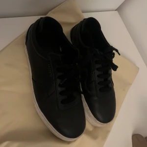 Axel Arigato sneakers  - Axel Arigato Platform Sneakers, väldigt bra i skick. Enda minuset är att plattformen ( den vita delen ) är lite smutsigt men ska gå att rengöra. Annars är den perfekt, inga defekter. Säljer då jag är ute efter en annan modell. 