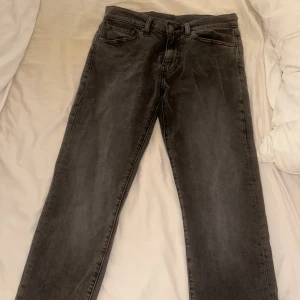 Levi's 502 svarta jeans W29 L32 - Säljer ett par Levi's 502 jeans i svart tvättad denim. Jeansen är i ”straight”.  Är inte säker på om de är tjej eller kill modell, men jag är tjej och använde de en gång, köpte fel storlek!💕 Alltså är de i toppskick inprincip❤️ öppen för prisförslag!