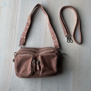 Snygg väska  - Rosa/beige handväska med två stora fack och två små. Det tillkommer ett kort band och ett långt band. Rymmer mycket! Hör av dig om du har några frågor eller funderingar!🩷