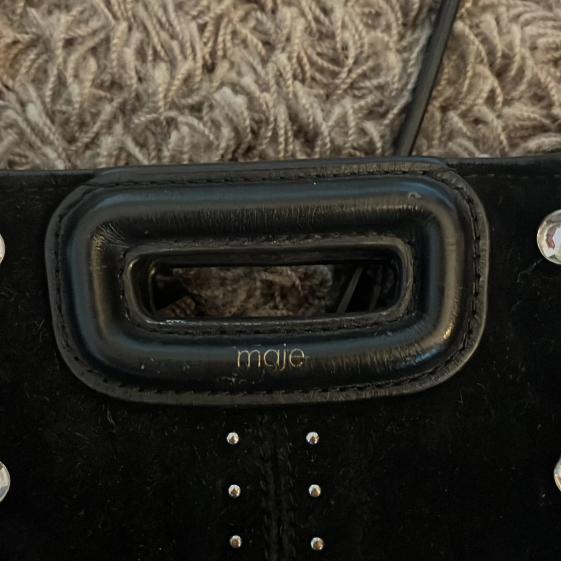 Svart mocka axelväska med fransar från Maje - 2