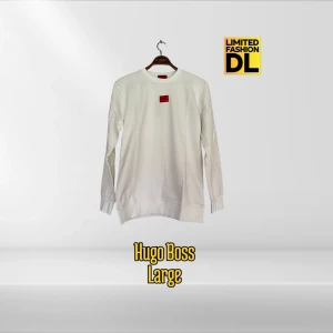 Vit sweatshirt Hugo Boss - Vit sweatshirt från HUGO 🔥 Säljer en stilren och fräsch vit sweatshirt från HUGO. Tröjan har en klassisk passform med rund halsringning och ribbade muddar. Den röda loggan på bröstet 🟥 ger ett snyggt stilbrott och gör plagget extra iögonfallande.  ✨ Perfekt för både vardags och en clean streetwear-look!  📏 Storlek: Large 💎 Skick: Mycket gott skick – inga fläckar eller skador 🎨 Färg: Vit med röd logga 🧵 Material: 100% Bomull💸   📦 Skickas spårbart eller möts upp
