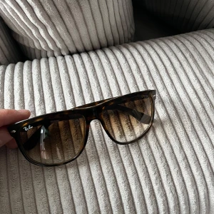 Rayban Boyfriend - Sjukt feta och eftertraktade Raybans | Skick 8/10 använda men finns inga defekter som är märkbara | man får endast med sig glasögonen därav billigare pris | nypris 1300kr | strl 60/15 | skriv vid frågor eller funderingar !✅