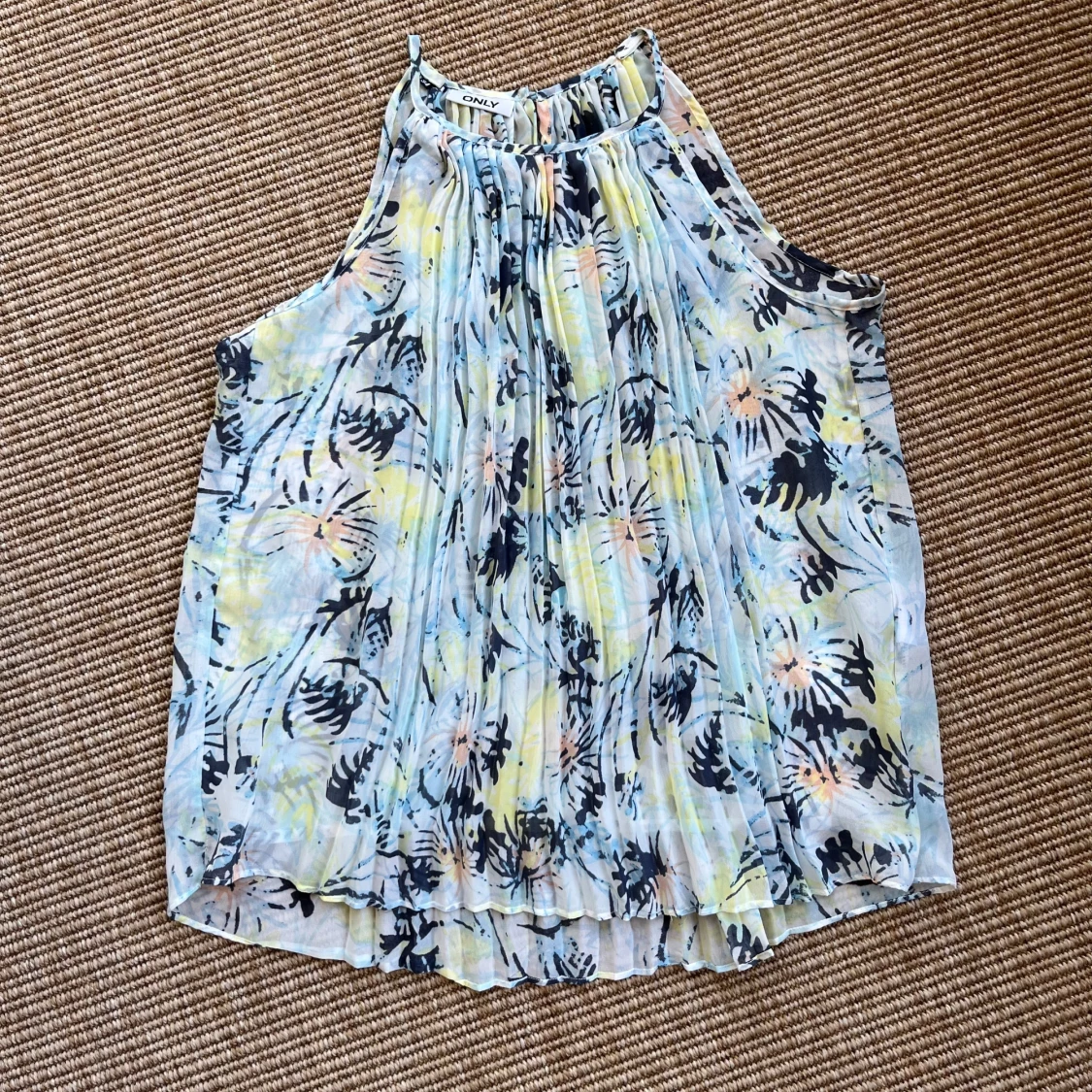 Blommig ärmlös topp från ONLY