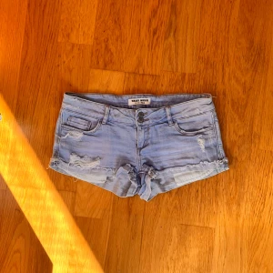 Ljusblå Lågmidjade jeansshorts - Supersöta shorts från tally weijl, storlek 38 och midjan är 40cm bred rakt över😊💞 Fråga om du undrar ngt annat💞