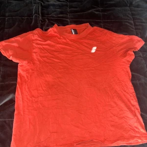 Röd vintage t-shirt från Chrystie New York - Röd Vintage T-shirt från Chrystie New York. Den är i storlek M men jag skulle säga att den passar som S också. Den är aldrig använd av mig men köpte den på Vinted så möjligt att den använts tidigare. Skriv om du har frågor. 