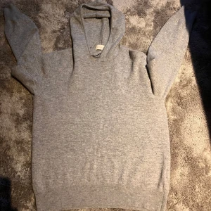 Grå Kashmir hoodie  - Säljer en Kashmir hoodie från sayles nypris 899kr 