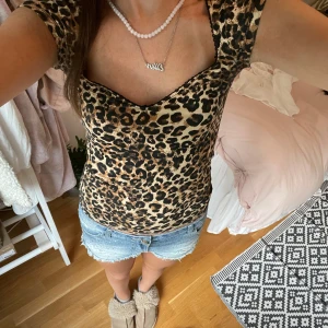 Nelly leopard topp - Jättefiiiin!!! Aldrig använd🫶🏽