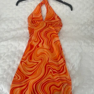 Orange klänning - Snygg orange klänning från HM. Endast använd fåtal gånger💕